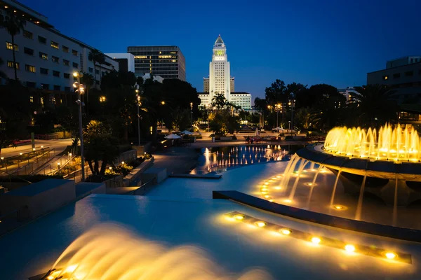 喷泉和市政厅，到了晚上，在大公园，在洛杉矶, — 图库照片