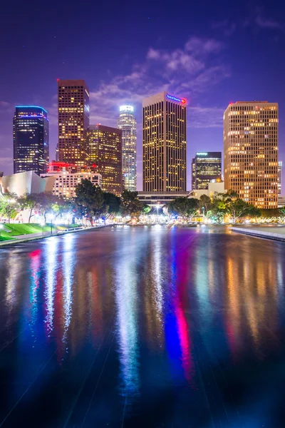 O horizonte do centro de Los Angeles refletindo à noite, em Los Ang — Fotografia de Stock