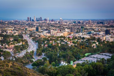 Los Angeles manzarası ve Hollywood h akşam görünümü