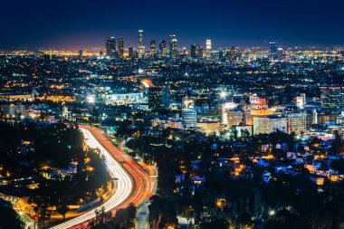 Los Angeles manzarası ve Hollywood görünümünü geceleri 