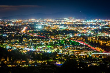 San Fernando Vadisi üzerinden Universal City Overlook görünümünü