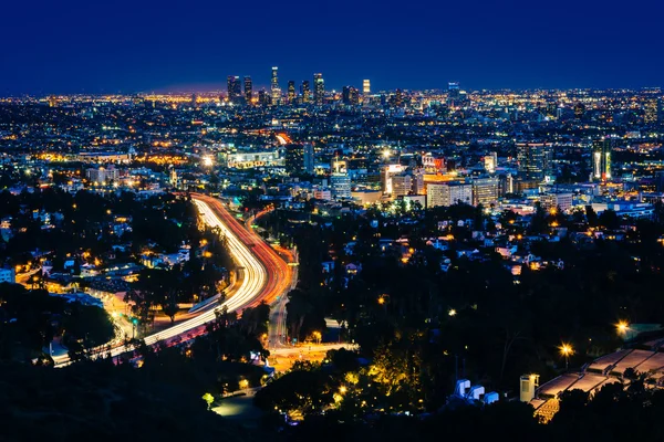 Vista do horizonte de Los Angeles e Hollywood à noite a partir do — Fotografia de Stock