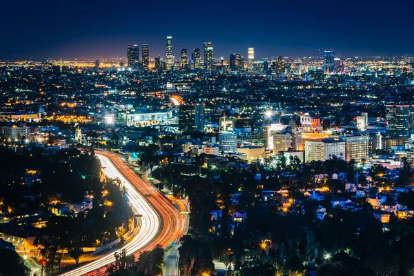 夜からロサンゼルスのスカイラインとハリウッドのビュー、 — ストック写真