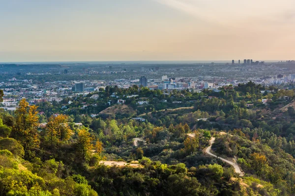 Pohled na stezky v parku Griffith a Hollywood od Griffith elektrárny — Stock fotografie