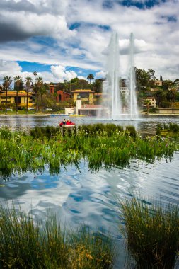 Otlar ve Echo Park Lake, Los Angeles, Califo bir çeşme