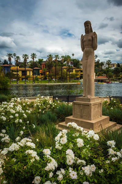 Květiny a socha na Echo Park, v Los Angeles, Kalifornie. — Stock fotografie
