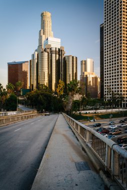 Los Angeles şehir ve 4 sokak binalarda olarak köprü 