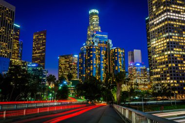 Bina Finans bölgesine ve 4 Cadde Köprüsü