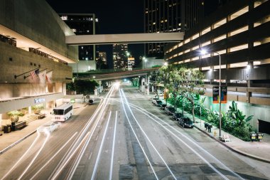 Gece, Los Angeles, şehir Cali çiçek Caddesi üzerinde trafik