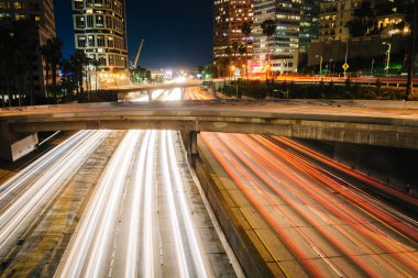 110 trafik otoyol ve Los Angeles'ta binalar gece
