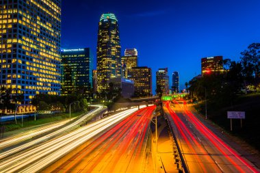 Rating 110 otoyol ve Los Angeles manzarası, gece,