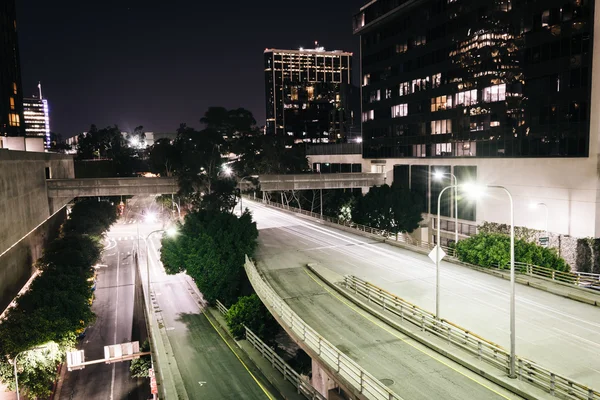 4th Street à noite, no centro de Los Angeles, Califórnia . — Fotografia de Stock