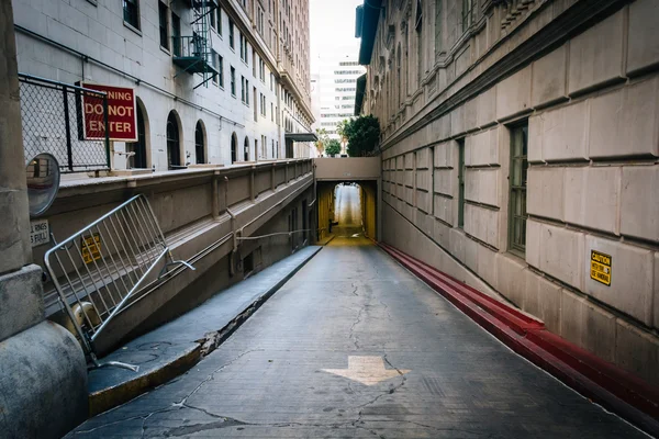 Gasse und Tunnel in der Innenstadt von Los Angeles, Kalifornien. — Stockfoto