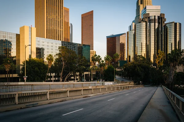 Buildings in downtown Los Angeles and the 4th Street Bridge, in — Stock Photo, Image