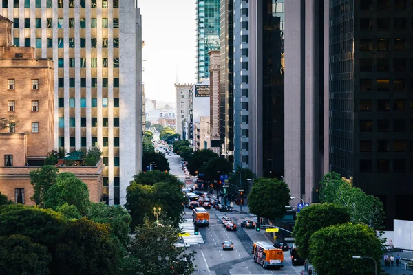 Vista noturna de Flower Street, no centro de Los Angeles, Califórnia — Fotografia de Stock