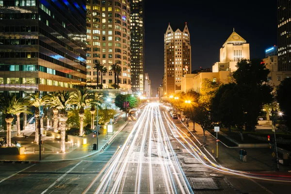 Длительное пребывание транспорта и зданий вдоль 5-й улицы в ночное время — стоковое фото