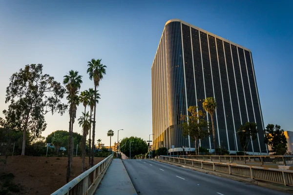 Modern building and 4th Street, in downtown Los Angeles, Califor — Stock Photo, Image