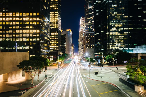 Dopravní a budovy na Figueroa ulice v noci, v ČKA — Stock fotografie