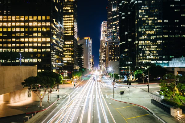 Tráfego e edifícios na Figueroa Street à noite, no Financ — Fotografia de Stock