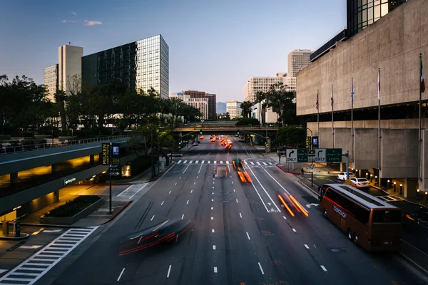 Verkeer en gebouwen op Figueroa Street, in de financiële Archive — Stockfoto