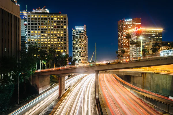 Tráfico en la autopista 110 y edificios en Los Ángeles por la noche — Foto de Stock