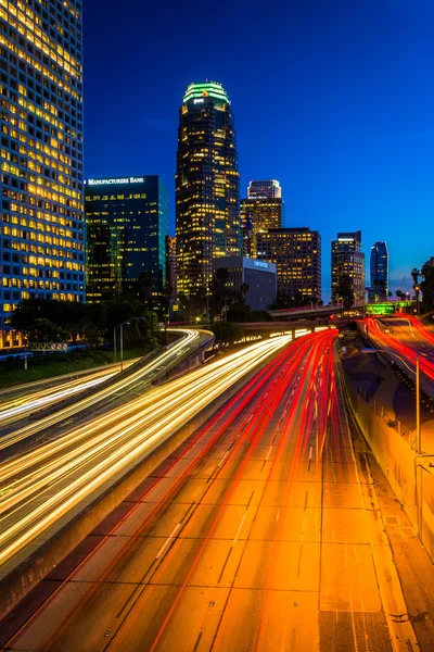 Tráfego na auto-estrada 110 e no horizonte de Los Angeles à noite , — Fotografia de Stock