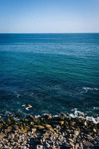 Uitzicht op een rotsachtige strand in Malibu, Californië. — Stockfoto