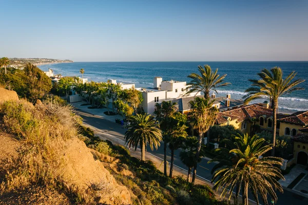 Pohled na domy a pobřeží Pacifiku, Malibu, Kalifornie. — Stock fotografie