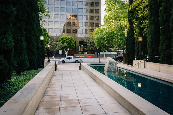 Zwembad en wandelpad bij Maguire Gardens, in het centrum van Los Angeles, Ca — Stockfoto