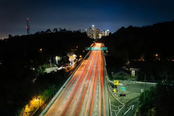 View of the 110 Freeway and downtown Los Angeles Skyline at nigh — Stock Photo, Image