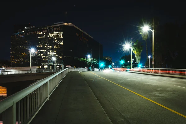 5th street på natten, i downtown Los Angeles, Kalifornien. — Stockfoto