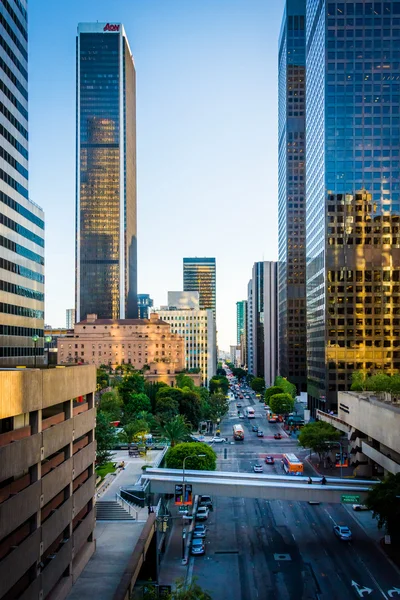 Weergave van de avond van Flower Street, in het centrum van Los Angeles, Californ — Stockfoto