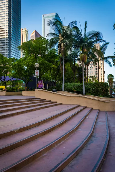 Stappen en gebouwen aan Pershing Square, in het centrum van Los Angeles, — Stockfoto