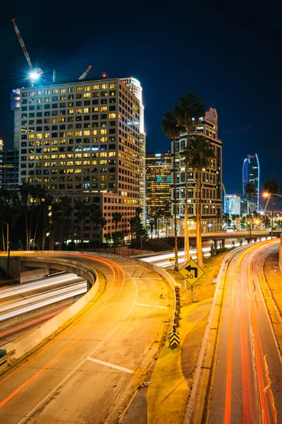 Tráfico en la autopista 110 y edificios en Los Ángeles por la noche — Foto de Stock