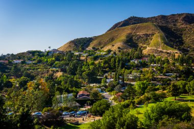 Görünümü Canyon Lake sürücüde Hollywood tepelerde ve evler 