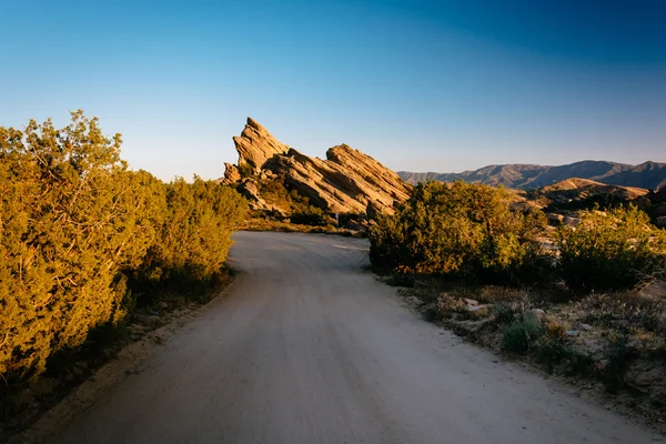 Polní cesta a večerní světlo na skalách County nominální Vasquez Rocks — Stock fotografie