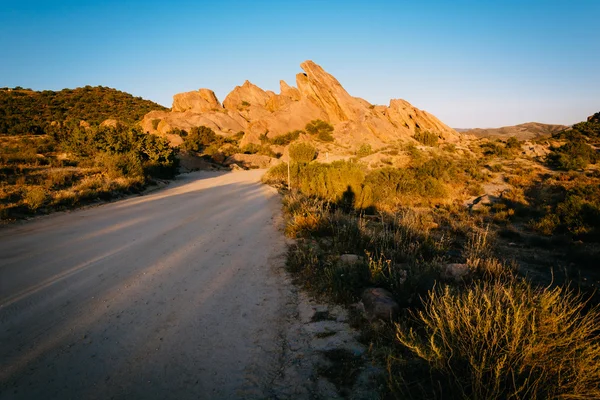 Camino de tierra y luz de la noche en las rocas en Vasquez Rocks County Par — Foto de Stock