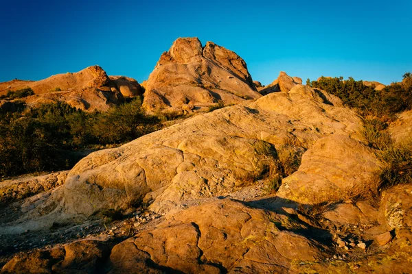 Večerní světlo na skalách na Vasquez Rocks County Park, v Agua důl — Stock fotografie