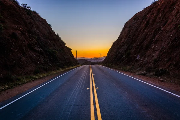 Sonnenuntergang über fernen Bergen und der Esccondido Canyon Road, in agua — Stockfoto