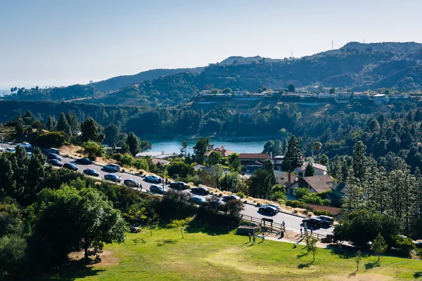 Vy över Hollywood reservoar och Canyon Lake Drive i Los Angele — Stockfoto