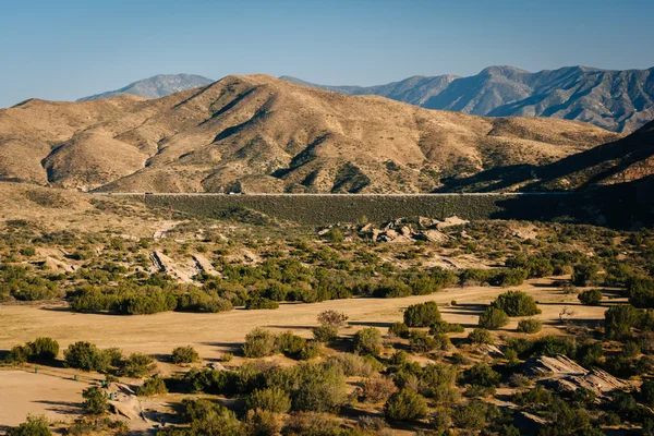 Pohled na vzdálené hory od Vasquez Rocks County Park, v Agu — Stock fotografie