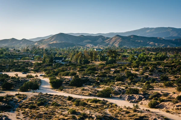 Pohled na vzdálené hory od Vasquez Rocks County Park, v Agu — Stock fotografie