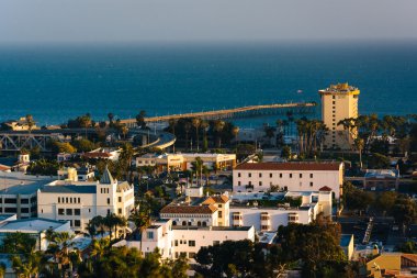 Şehir merkezinde Ventura ve Pasifik Okyanusu Grant Park görünümü, 