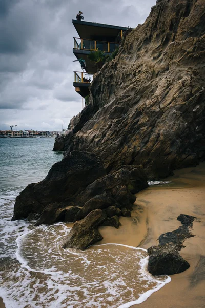 House és a sziklák, a Corona del Mar, California. — Stock Fotó