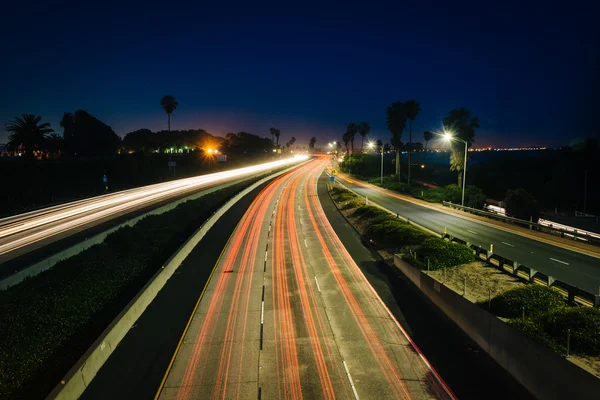 Lång exponering av trafiken på oss 101 på natten, i Ventura, Califor — Stockfoto