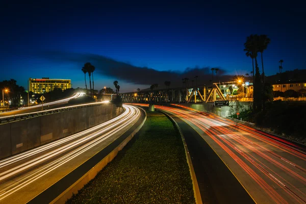 Long exposure of traffic on US 101 at night, in Ventura, Califor — Stock Photo, Image