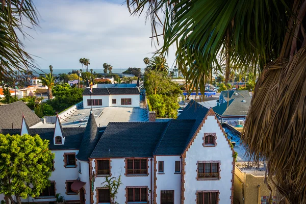 Palm trees and view of downtown Ventura, California. — Stock Photo, Image