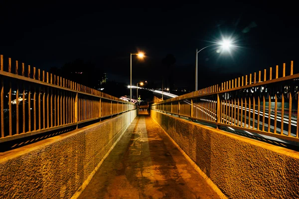 Пешеходный мост ночью, в Вентуре, Калифорния . — стоковое фото