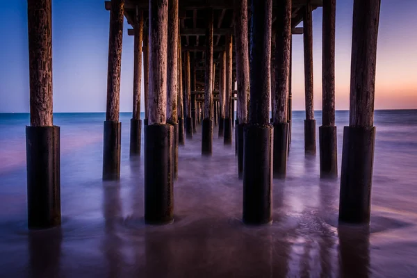 Sotto il molo al crepuscolo, a Ventura, California . — Foto Stock