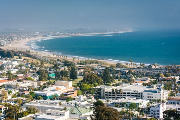 Uitzicht op downtown Ventura en de Pacific Coast van Grant Park, — Stockfoto